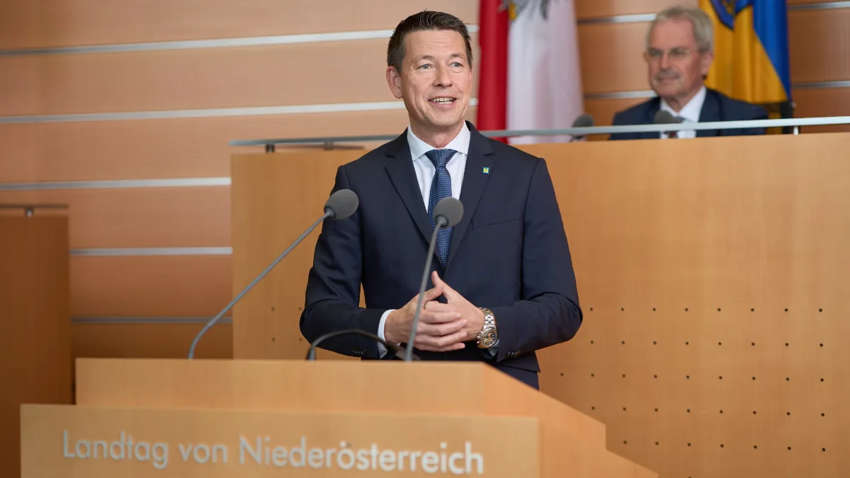 Landtag von Niederösterreich: Johanna Mikl-Leitner spricht am Rednerpult