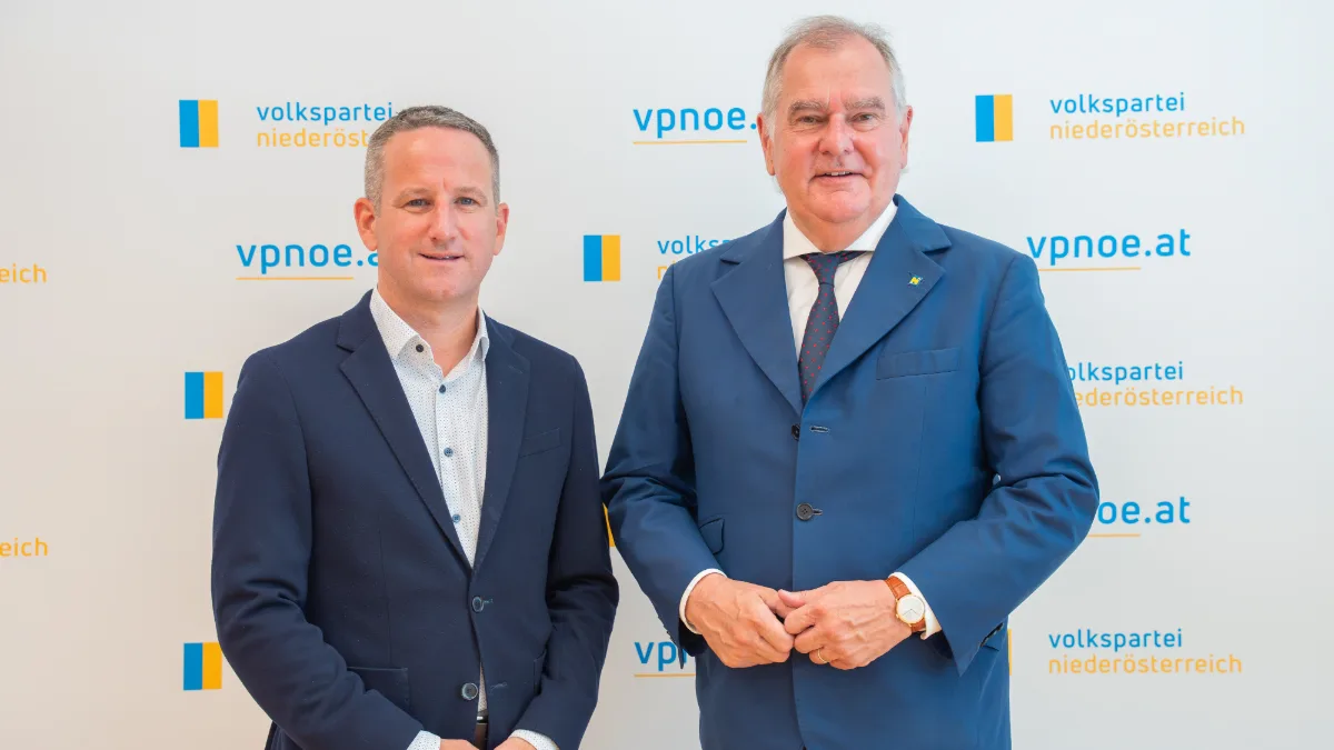 VP Niederösterreich Obmann Ewald Sacher und Landeshauptfrau Johanna Mikl-Leitner vor VP-Logo